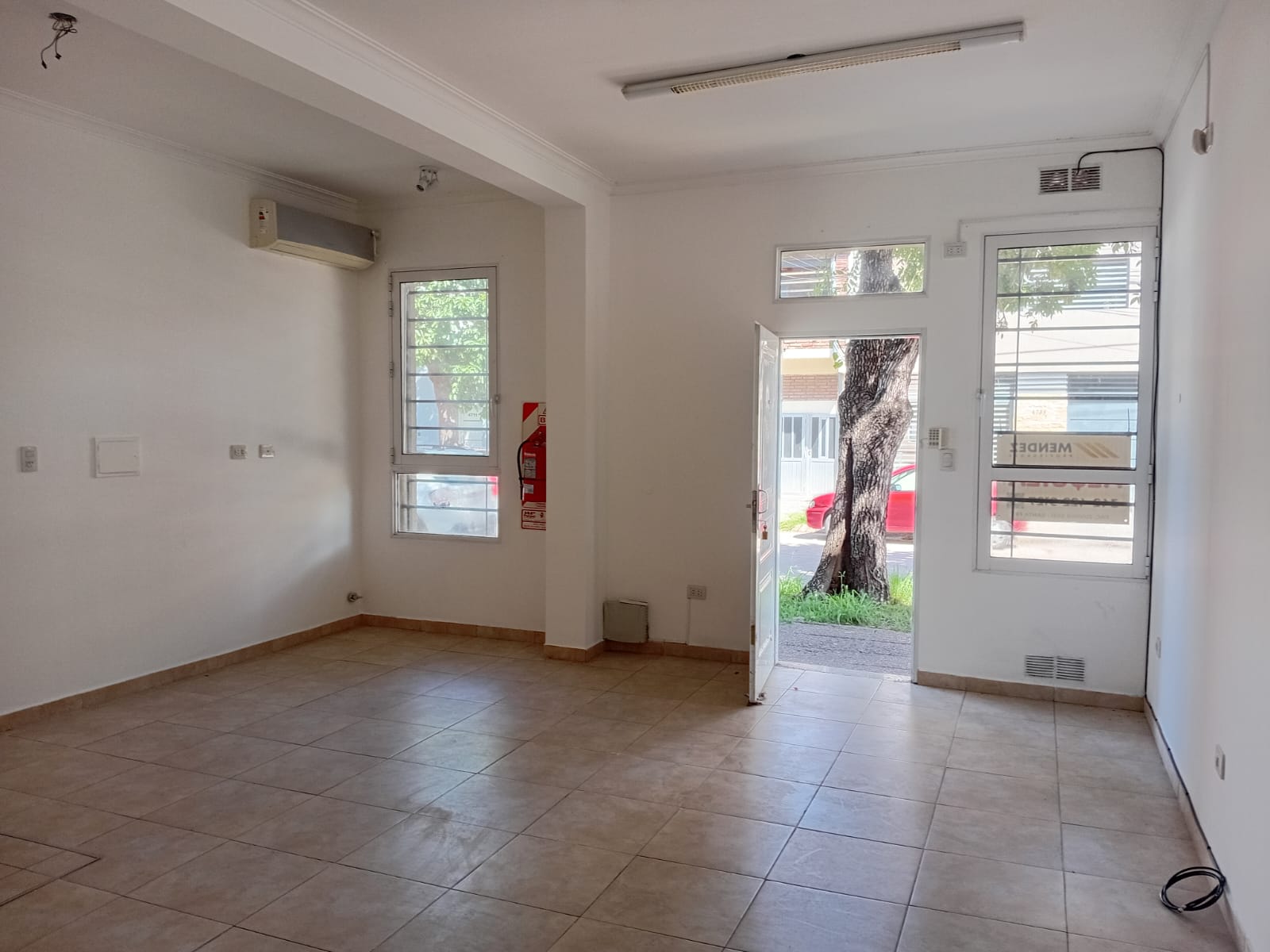 Marcial Candioti 4732 - Local